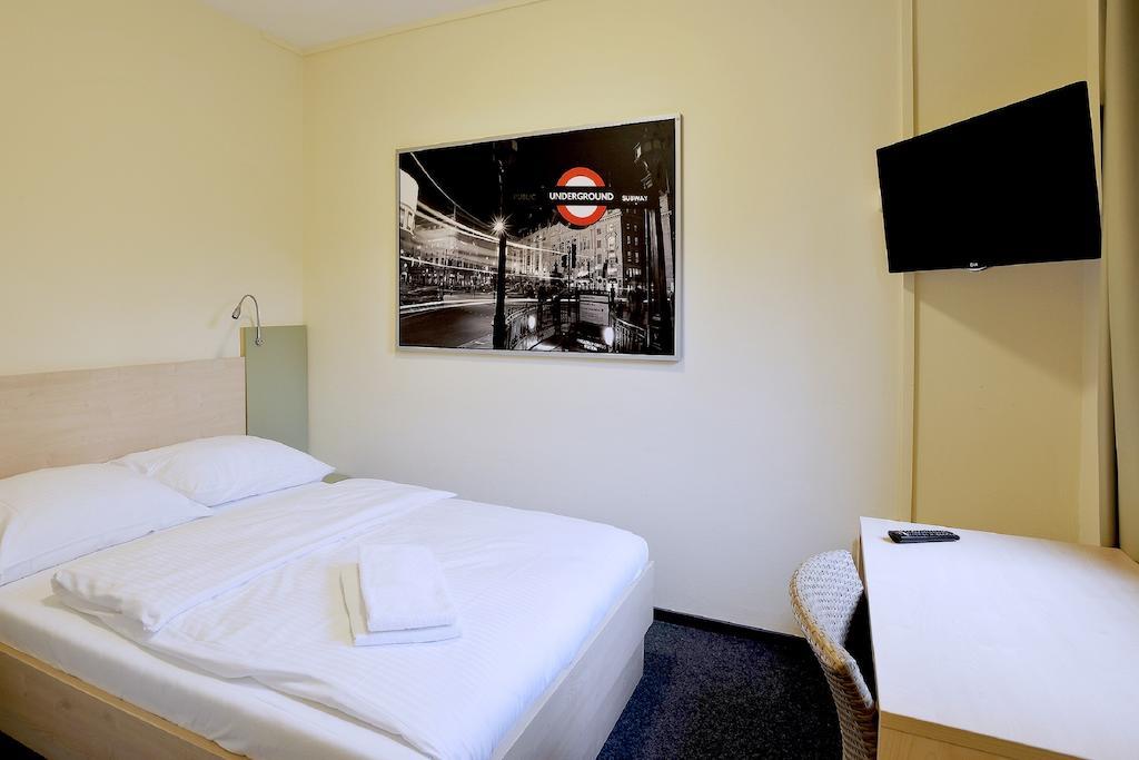Best Deal Airporthotel Веце Номер фото