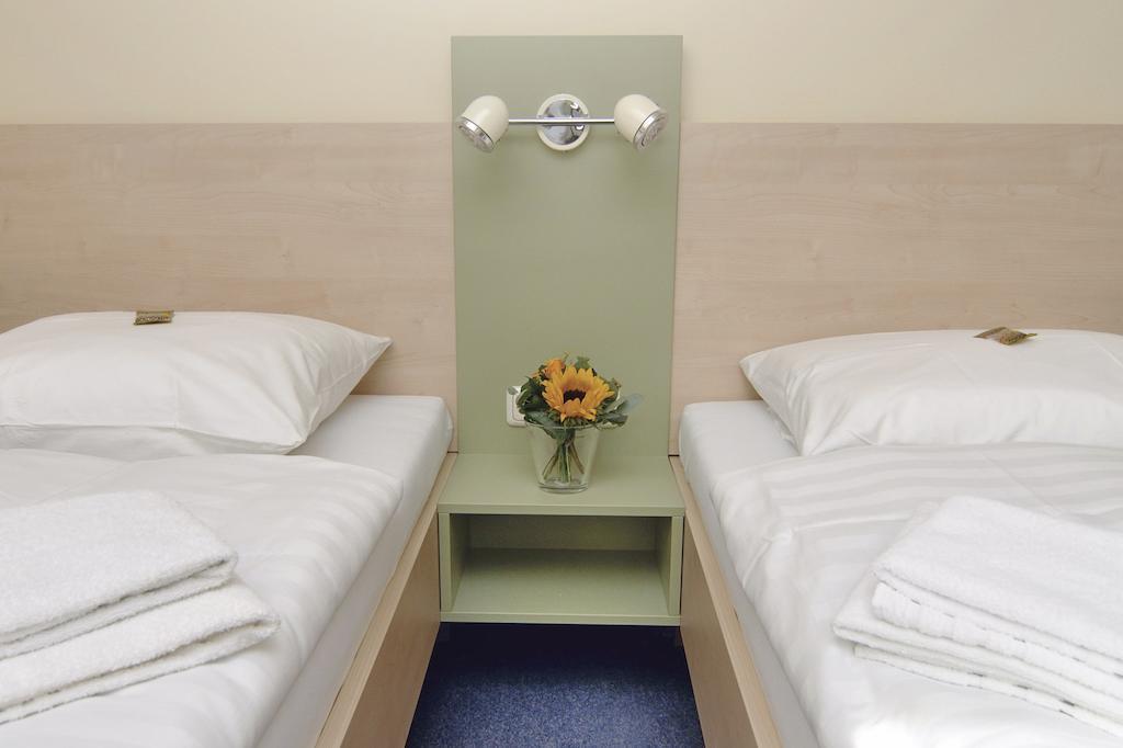 Best Deal Airporthotel Веце Номер фото
