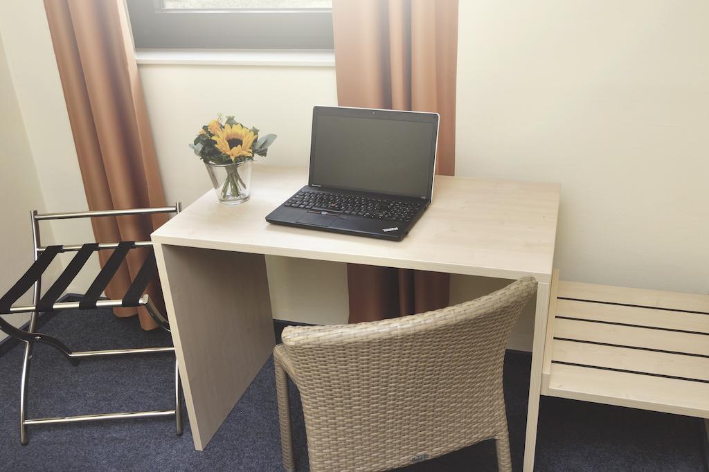 Best Deal Airporthotel Веце Номер фото