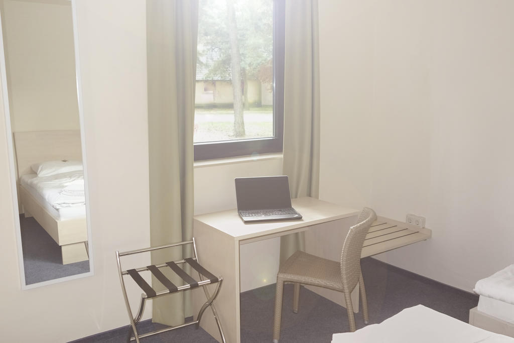 Best Deal Airporthotel Веце Номер фото