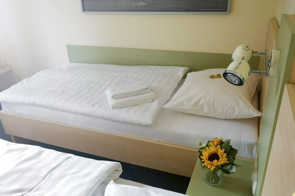 Best Deal Airporthotel Веце Номер фото