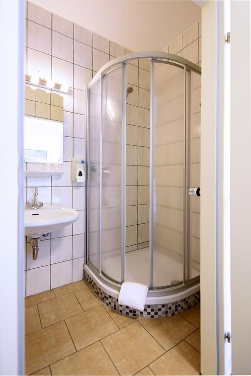 Best Deal Airporthotel Веце Экстерьер фото